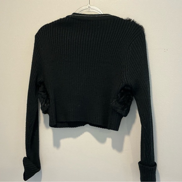 Black Faux Fur Cropped Sweater
Juniors Size XL
Women around Size 4 - Picture 2 of 6